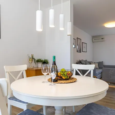 아파트 Ana Zora Two Bedroom 자다르